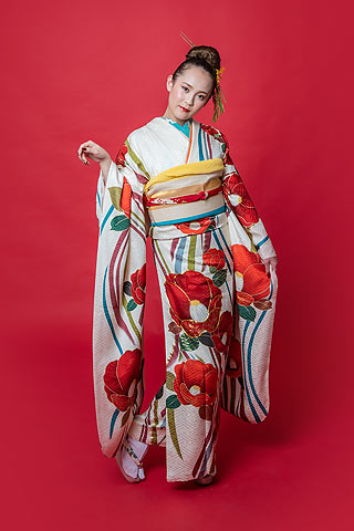 浜松市 成人式 着物レンタル リリィ 振袖（白地に赤い花）