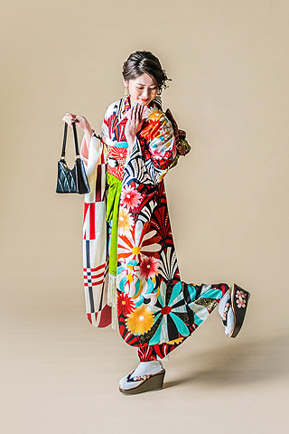 浜松 振袖 リリィ 成人式の着物レンタル（カラフル）