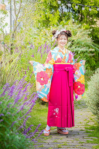 浜松 卒業式袴レンタル リリィ 卒業式の着物（カラフル赤）