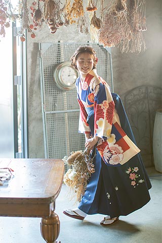 浜松 卒業式袴レンタル リリィ 卒業式の着物（紺色）