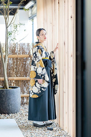 静岡 卒業式袴レンタル リリィ 卒業式の着物（花柄紺色）