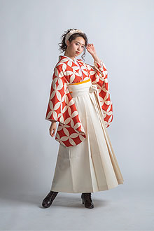 浜松 卒業式袴レンタル リリィ 白・古典柄の卒業式袴