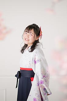 浜松 小学生 袴レンタル リリィ モダン柄の白系ジュニア袴